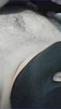 Sexy pár si něžně líže prsa a bradavky