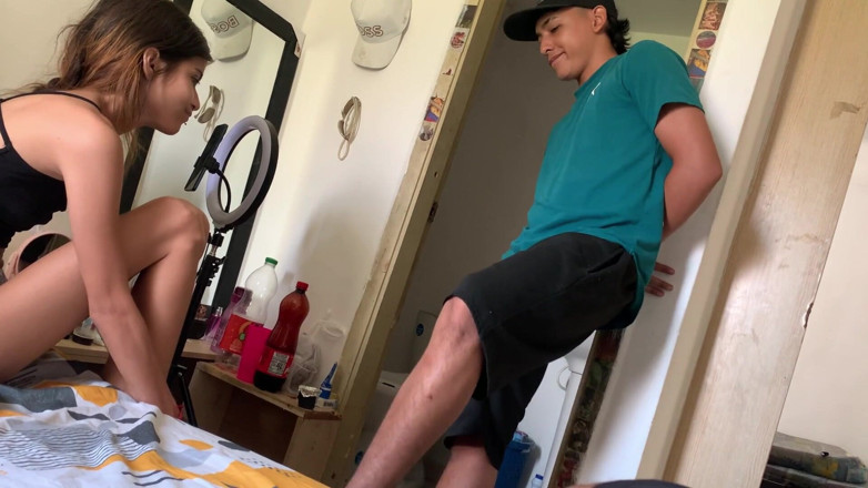 TUflacasex123: Eu vou no quarto da minha meia-irmã para ela e...