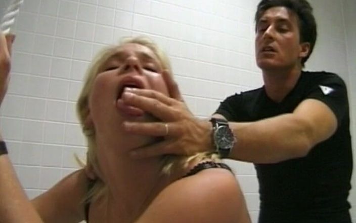 German Homemade: Chica amateur alemana fue destrozada en el baño en la...