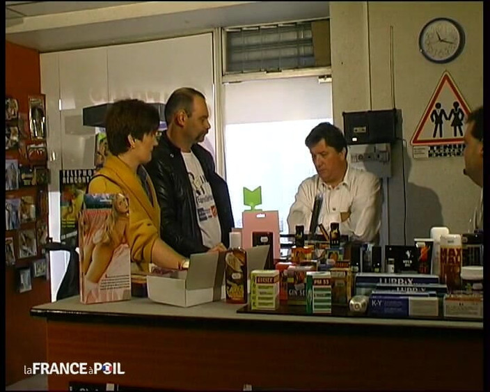 French Gonzo: Carole, 남친의 큰 뚱뚱한 손에 의해 가짜 가족의 계모!