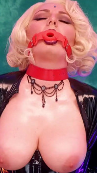 Seksualny erotyczny model lateksu - Fetysz MILF Uwodzi w gumie (Arya Grander) Pin up Blonde Błyszczące Ubrania