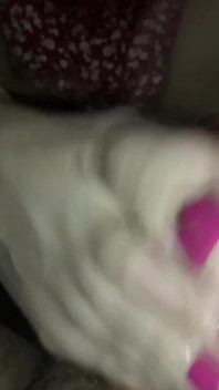 Tenen en zolen in close-up terwijl ik zijn pik tussen mijn voeten heb