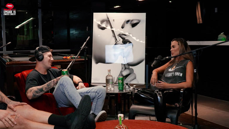 Pillow Talk: Amber Emery büyükbabanın küllerini kokluyor ve göğüslerini teşhir ediyor