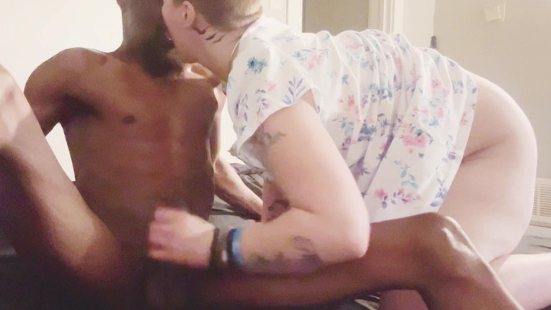 Thekookiejar: 아들 친구를 따먹고 흑인 대물 자지를 빨아주는 그녀