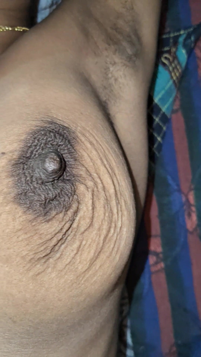 X videos: Une femme joue avec ses seins