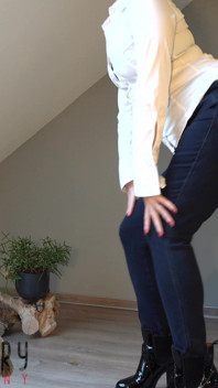 Sexy milf em jeans apertados, bunda, palmada e porra em adoração de jeans