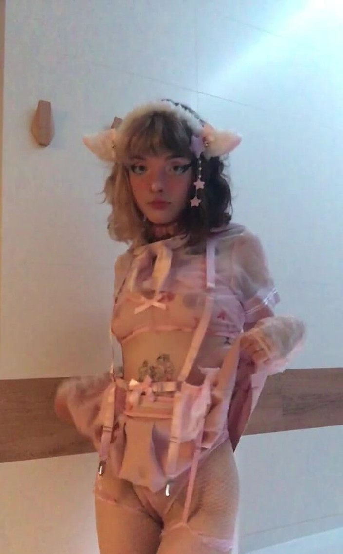 Soft Vulgar: Schattige tiener danst in roze lingerie