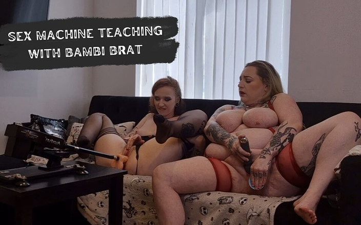 Tattooedsammie: La coquine Bambi Brat apprend à Samantha à utiliser une machine à sexe