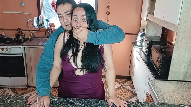 Kellyhotstepmom: Ateşli Üvey Annem Tahrik Olan Üvey Oğlum Artık Dayanamıyor Ve Beni Mutfakta...