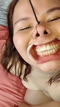 Tato krásná baculatá dívka miluje používat moje sperma jako stylingový krém