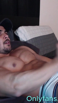 Une étudiante musclée à grosse bite exhibe ses sous-vêtements et les remplit de sperme pour un fan