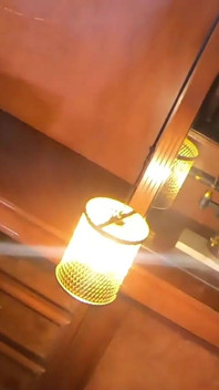 Sleduji filmy se svou sousedkou a přesvědčím ji, aby mi trochu vykouřela