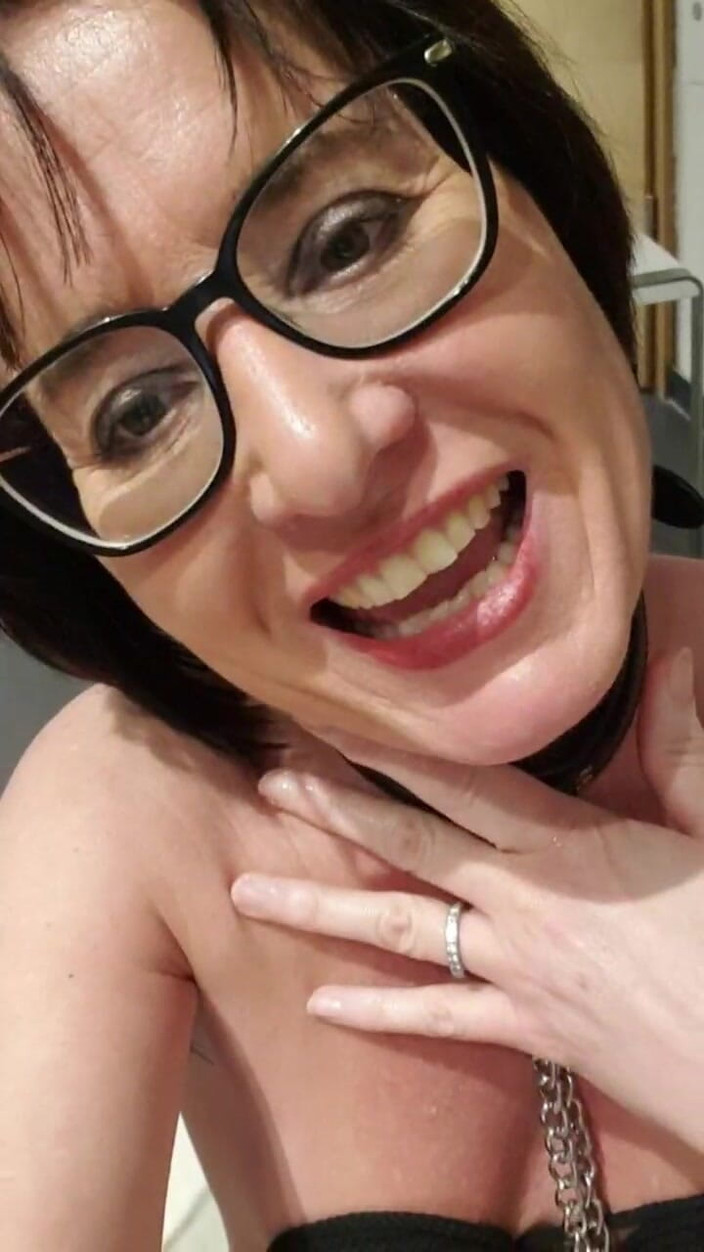 JulieEroticDress: Julie squirta un getto duro di 9 secondi