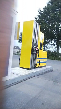 Nackt an der Tankstelle