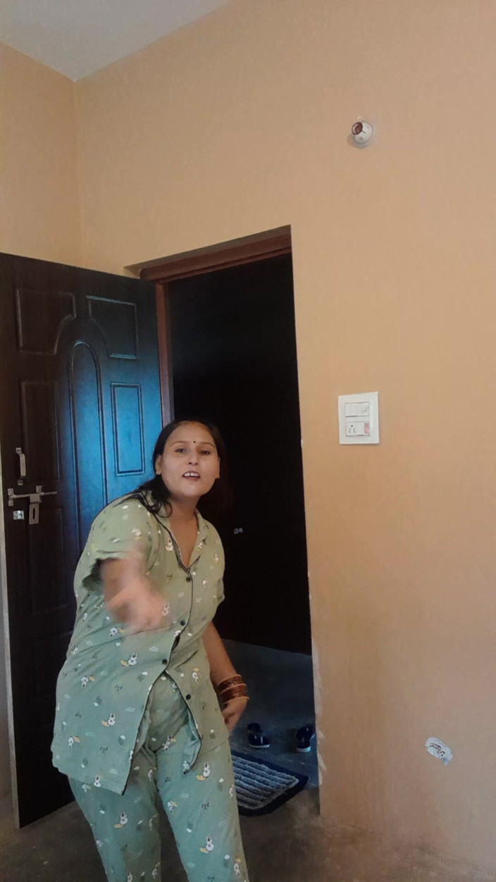 Puja555: Fată desi dansând pe pat