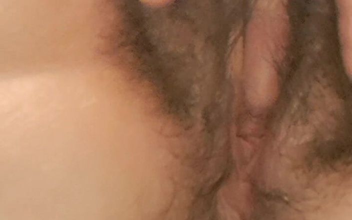 Mommy big hairy pussy: MiLF gioca con la figa da vicino anale