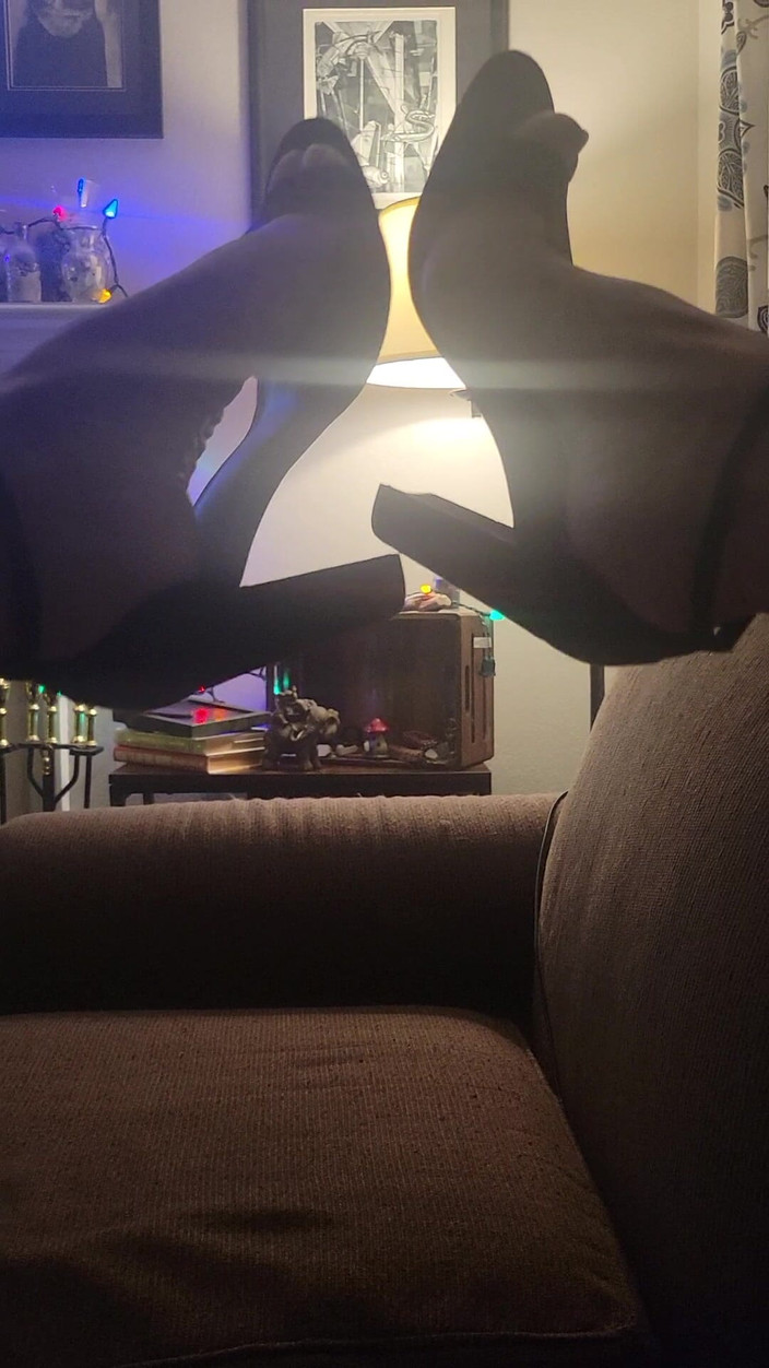 Feet Lover: Bugün götümde vibratörle ikinci kez sikişiyorum