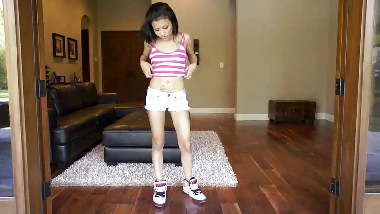 Double Penetration Party: Heiße und junge asiatin wird von zwei großen wilden schwänze...