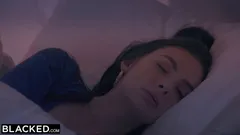 Blacked, cette modèle adore avoir une grosse bite noire dans le cul