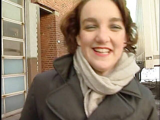 Lucky Cooch: Bruneta bliká před kamerou