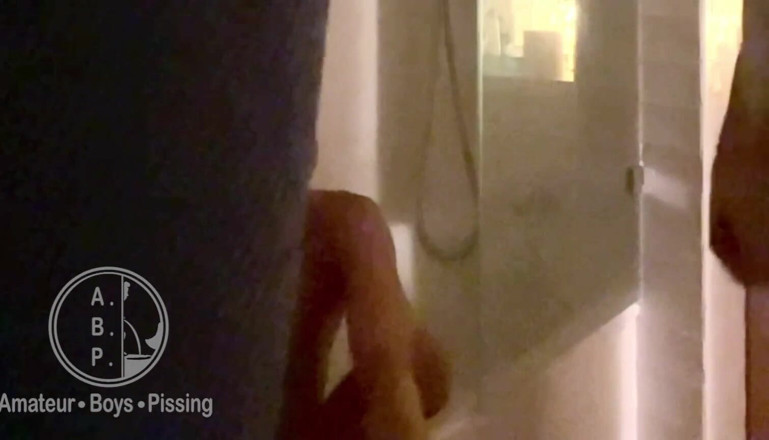 AmateurBoysPissing: Beim pinkeln auf seinen freund in der badewanne erwischt