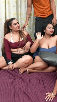 Drie Indische Bhabhi's poesje ruw geneukt door een mannelijke vriend