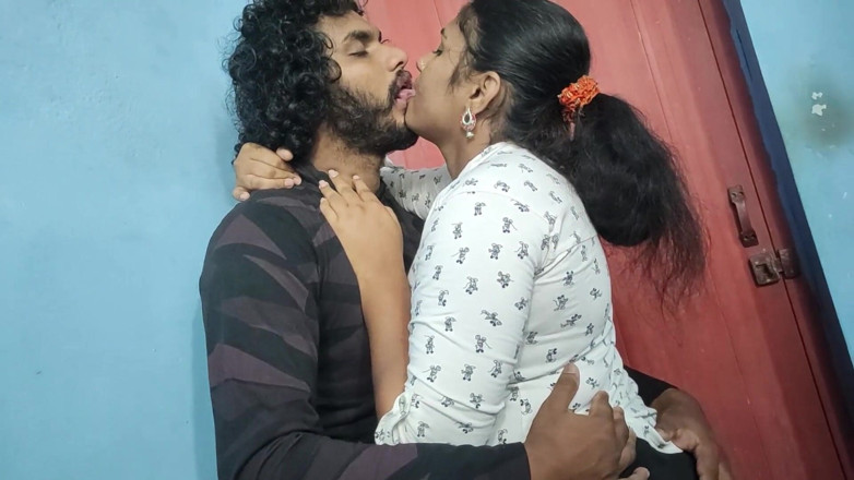 Vaigavarun45: हॉट चुदाई के साथ लंबा होंठ लॉक, मल्लू जोड़ा हॉट होंठ लॉक और सेक्स, टॉप और स्कर्ट हटाना और गर्ल फ्रेंड के साथ हॉट चुदाई