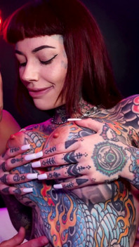 Tiger Lilly mükemmel sikilebilir dövmeli vücuda sahip