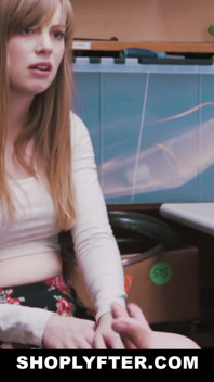 L'agente di sicurezza interrazziale disciplina la taccheggiatrice teen Dolly Leigh