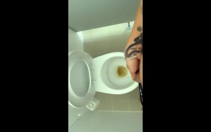 Idmir Sugary: Tattooed Twink Is Pissing in Waterpark Piss Filled Toilet