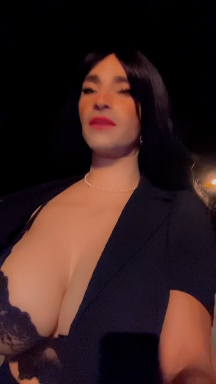Sissy Slut Brianna: 趴在我的腿上，宝贝。歌词大意： 让我知道你有多想念让我兴奋