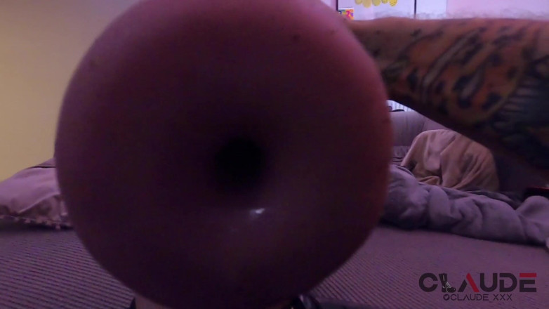 Claude Nikotine: Sikanie i maska gazowa z mięsem