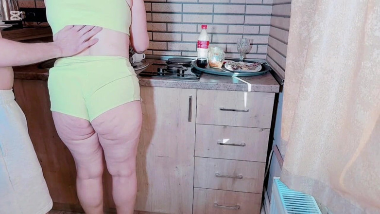 Nadia the big ass Moroccan: Saya berkongkek panas dengan adik tiri saya di dapur dan...
