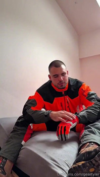 Tyler Blake Hivis workwear, muscle flex, dildo spelen, aftrekken in gear.