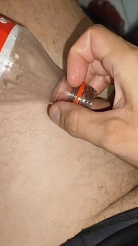 Хлопець застряг у пляшці Coca-Cola