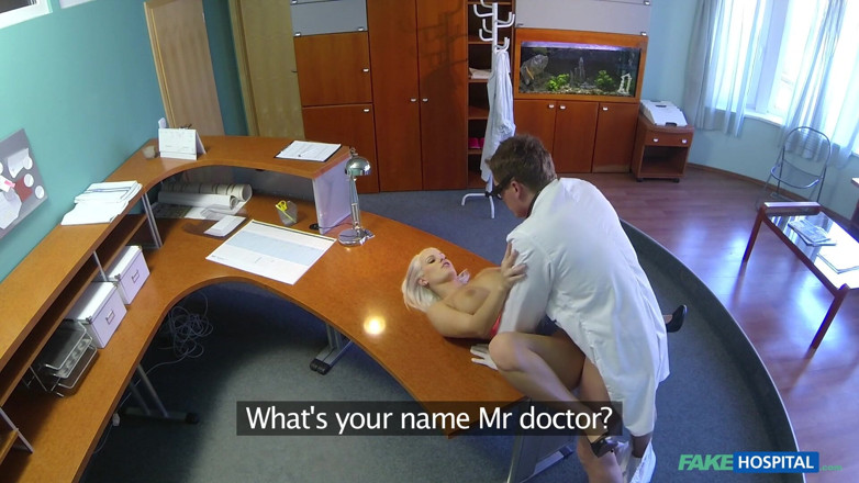 Fake Hospital: Fake Hospital - loira sexy chupa um pau médico antes de...