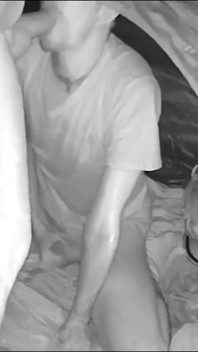 În timpul jogging lui, un tip descoperă un camper tânăr și se supune el - prins pe Night Vision Cam