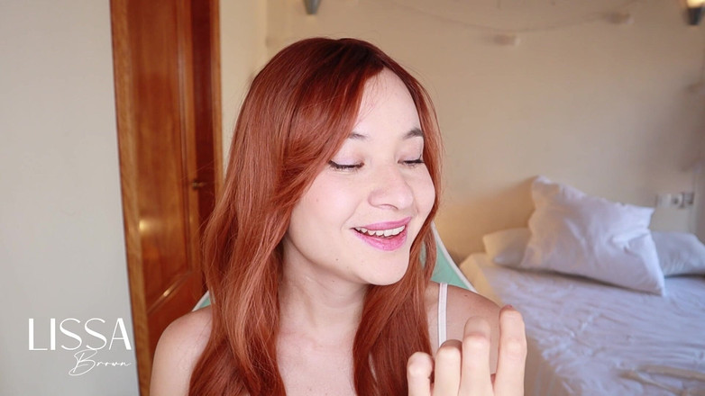 Lissa Brown: Aku lagi asik muasin memekku pakai jari dan memekku sampai...