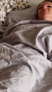 Une MILF amateur excitée se réveille et commence sa journée