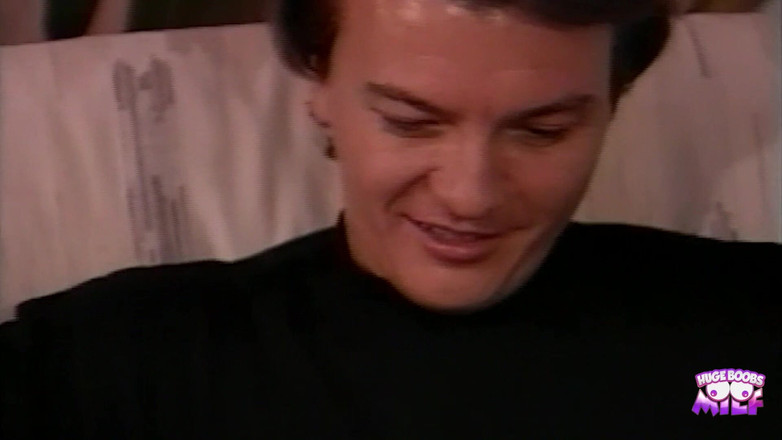 Huge Boobs MILF: Una pareja cachonda está teniendo sexo caliente y una rubia...