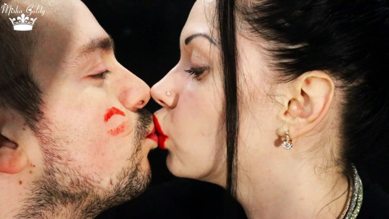 Goddess Misha Goldy: Alex gezicht bedekken met rode lippenstiften