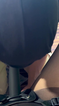 Sexy mladá holka v punčochách pegs její gimp přítele a dostane ho