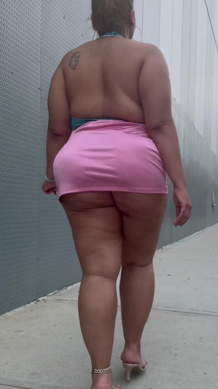 PutiLing: Grande rabo latina bbw pernas grossas mini saia salto alto...