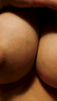 Grandes tetas de leche de joven madrastra para ti
