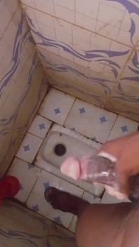 Masturbándose La Polla Monstruosa En El Baño