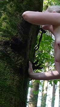 Novo vídeo: Descarado enquanto corre! Caminhante me dá uma gozada interna! Eu estava correndo na floresta quando ele assobiou