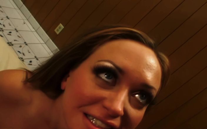 FapFlare: Tommi Rose suce une bite et reçoit un facial de...
