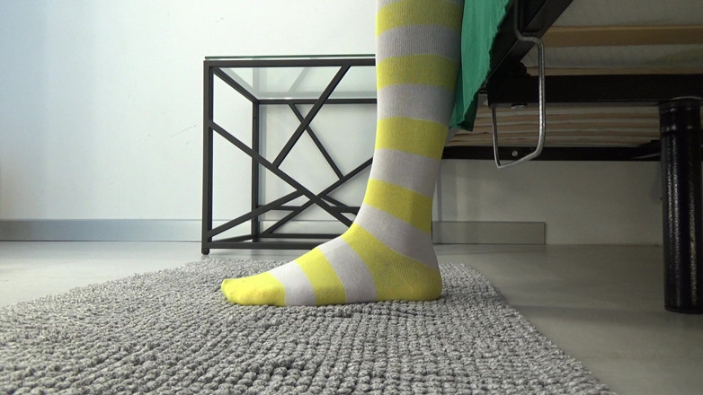 AnnaBUST: Solo in Gestreiften Socken
