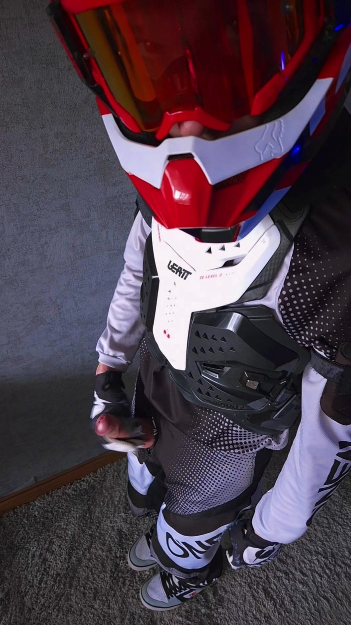 Sneakersmax98: Vystříkej se na přilbu, zatímco se nikdo nedíval.