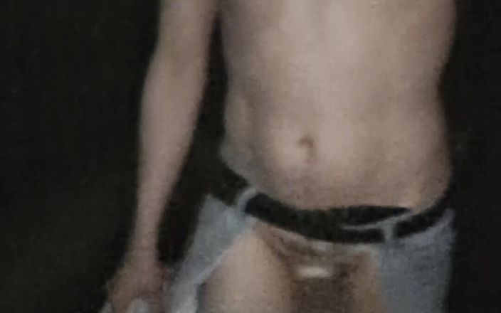 kinkygaynudist: Odvážná procházka v tangách!